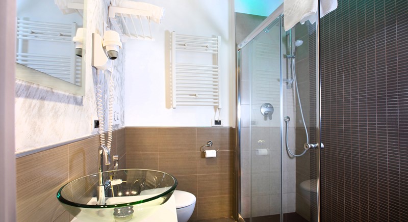standard room bagno 2.jpg